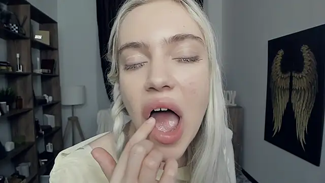 KristalCrowner online show from February 9, 2026, 7:07 pm