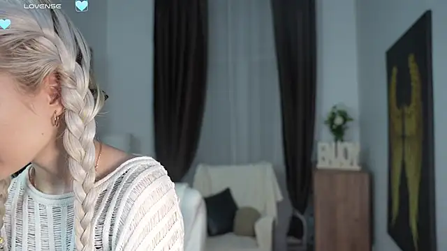 KristalCrowner online show from March 19, 2026, 7:40 pm