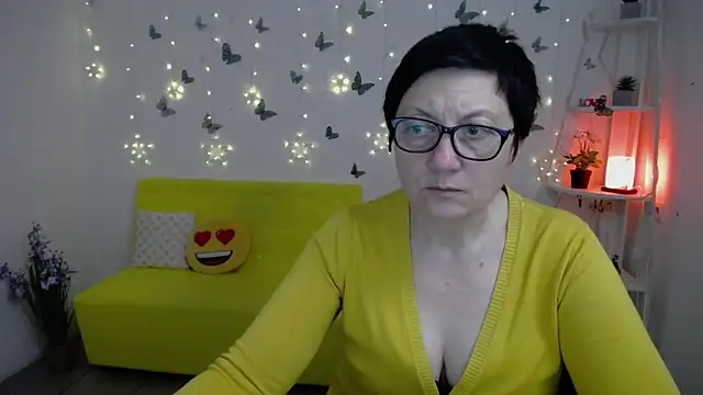 EmilyL0ve online show from April 16, 2026, 9:39 pm
