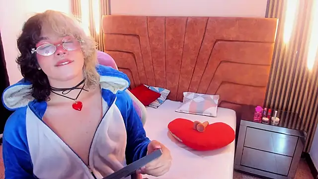 Snapshot of Hunter_todd chatting on January 7, 2026, 4:15 am Hunter todd online show from January 7, 2026, 4:15 am