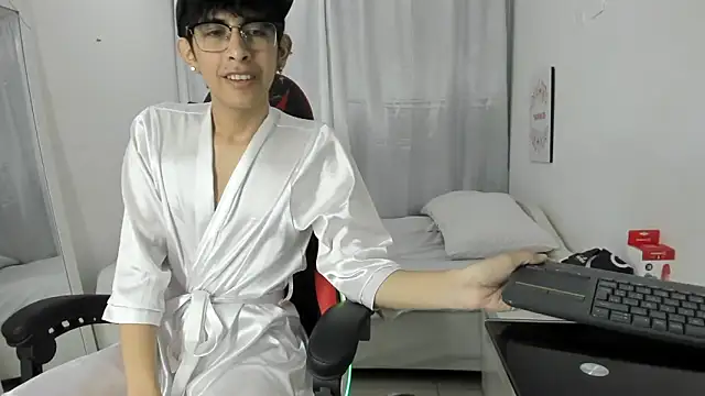 julian xx online show from March 17, 2026, 7:06 pm