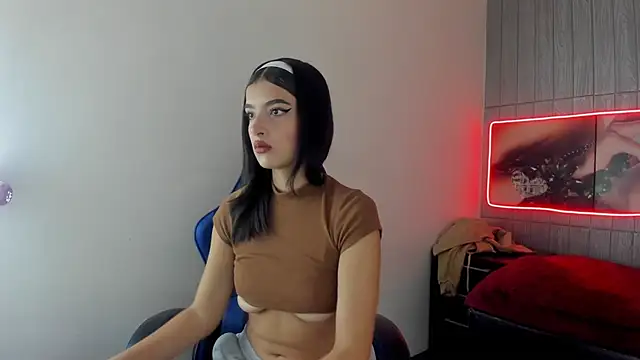 honeyluxe  online show from February 3, 2026, 4:43 am