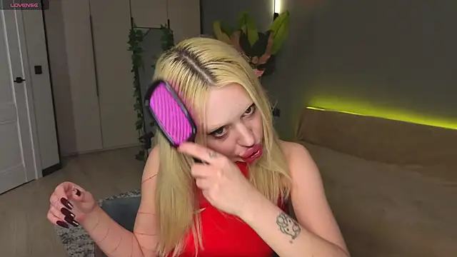 Luna Beverly online show from April 17, 2026, 8:12 pm