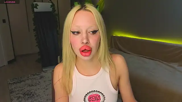 Snapshot of Luna_Beverly chatting on April 26, 2026, 8:28 pm Luna Beverly online show from April 26, 2026, 8:28 pm