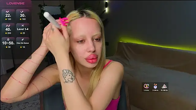 Snapshot of Luna_Beverly chatting on May 10, 2026, 5:29 pm Luna Beverly online show from May 10, 2026, 5:29 pm