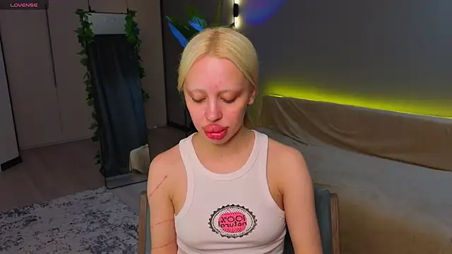 Snapshot of Luna_Beverly chatting on May 14, 2026, 8:15 pm Luna Beverly online show from May 14, 2026, 8:15 pm
