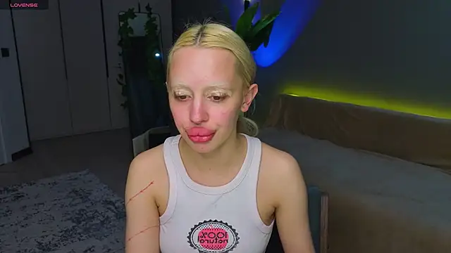 Snapshot of Luna_Beverly chatting on May 27, 2026, 8:06 pm Luna Beverly online show from May 27, 2026, 8:06 pm