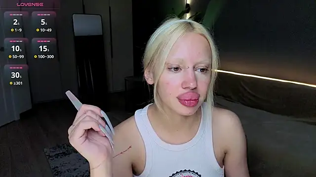 Snapshot of Luna_Beverly chatting on July 22, 2026, 8:22 pm Luna Beverly online show from July 22, 2026, 8:22 pm
