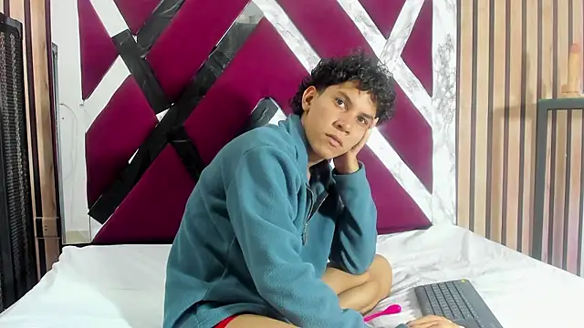 Snapshot of jhonaEstrada chatting on January 10, 2026, 2:35 am jhonaEstrada online show from January 10, 2026, 2:35 am