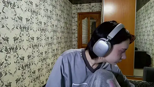 LxayBloom online show from March 17, 2026, 2:31 pm