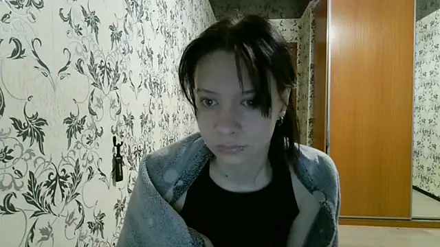 LxayBloom online show from April 17, 2026, 2:03 am