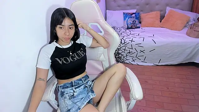 chiquita lover  online show from April 15, 2026, 11:27 pm