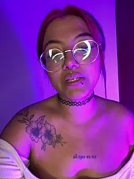 Snapshot of queen_of_you_heart chatting on February 8, 2026, 12:03 am queen of you heart online show from February 8, 2026, 12:03 am