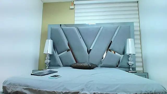 Atenea sexxx online show from April 22, 2026, 4:04 am