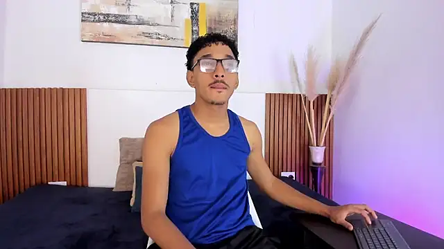 Julian Dark  online show from February 5, 2026, 3:44 am