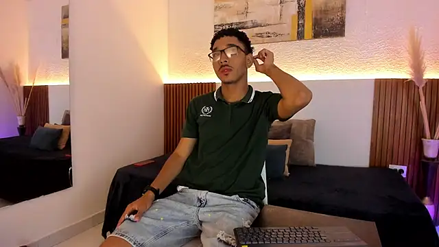 Julian Dark  online show from February 6, 2026, 10:57 pm