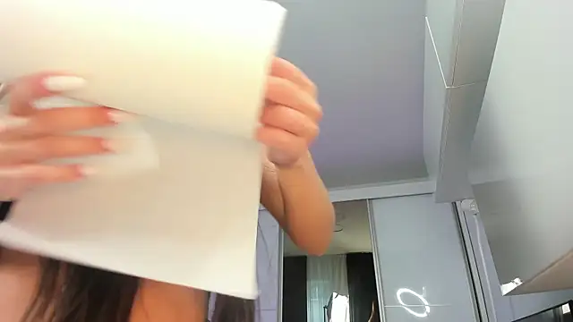 Ivy Bellee online show from April 11, 2026, 5:01 am