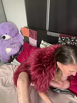 IssabelXO online show from April 14, 2026, 5:30 pm