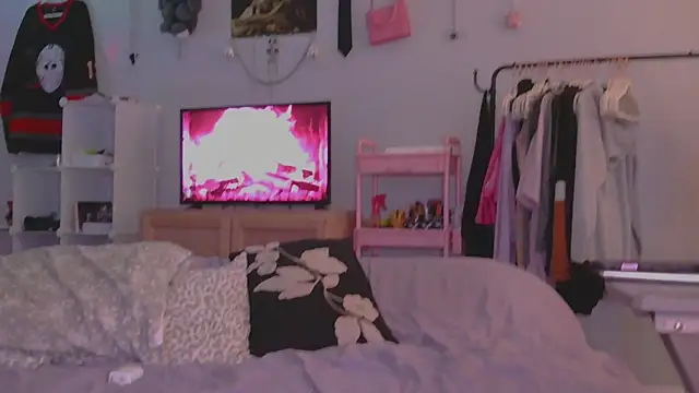 xouniq online show from February 12, 2026, 3:01 am