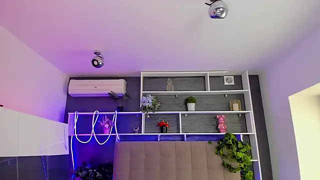 StephieRousee online show from March 4, 2026, 6:30 am