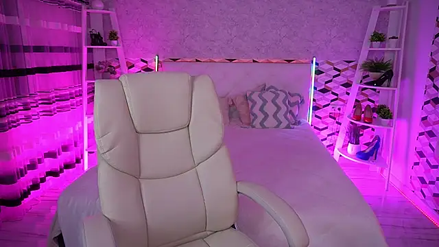 CrystalVibe online show from June 20, 2026, 5:43 am