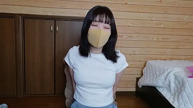 Snapshot of minami_room chatting on June 4, 2026, 5:35 am minami room online show from June 4, 2026, 5:35 am