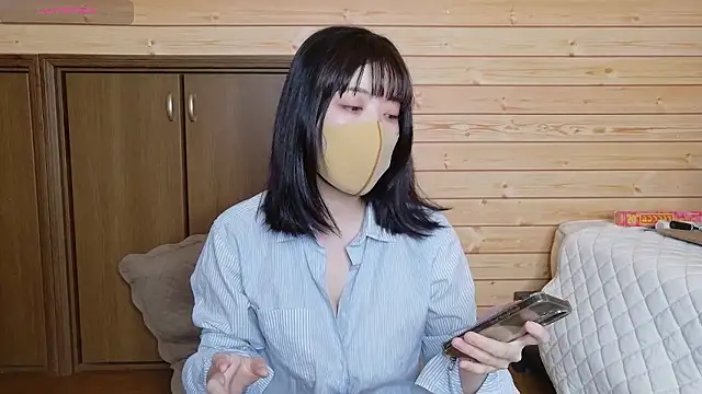 Snapshot of minami_room chatting on June 13, 2026, 1:36 am minami room online show from June 13, 2026, 1:36 am