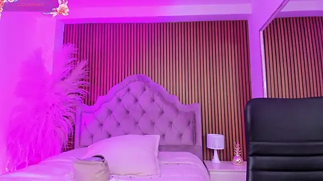 Violett hott  online show from March 16, 2026, 12:09 pm