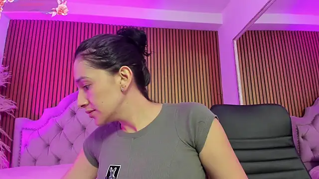 Violett hott  online show from March 31, 2026, 12:27 pm