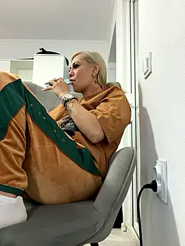 Snapshot of AlmaRusell chatting on January 12, 2026, 7:13 am AlmaRusell online show from January 12, 2026, 7:13 am