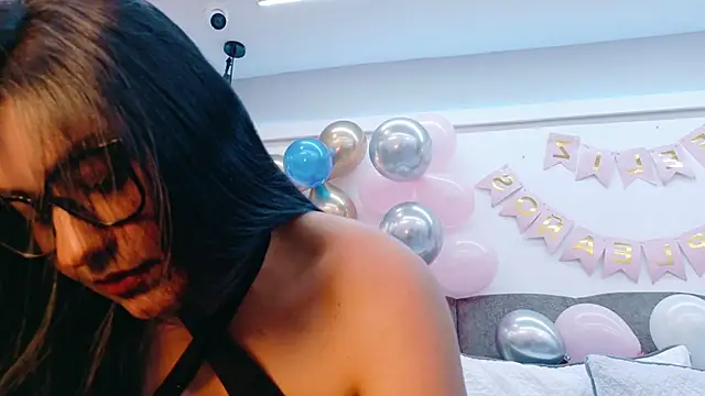 Snapshot of AlmaRose_ chatting on March 28, 2026, 12:27 pm AlmaRose online show from March 28, 2026, 12:27 pm