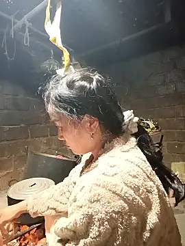 Snapshot of yu--yo chatting on January 8, 2026, 12:02 am yu--yo online show from January 8, 2026, 12:02 am