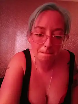 Snapshot of mommamilf69 chatting on January 9, 2026, 10:29 am mommamilf69 online show from January 9, 2026, 10:29 am