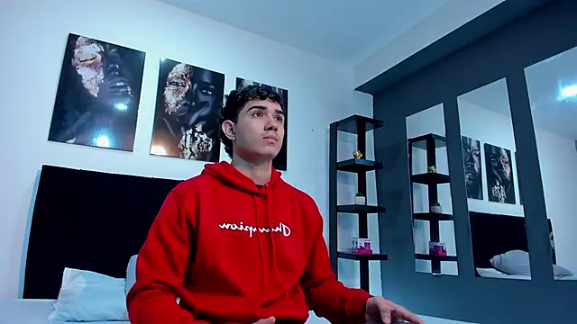 Snapshot of Alejo_Grey chatting on January 14, 2026, 12:33 pm Alejo Grey online show from January 14, 2026, 12:33 pm