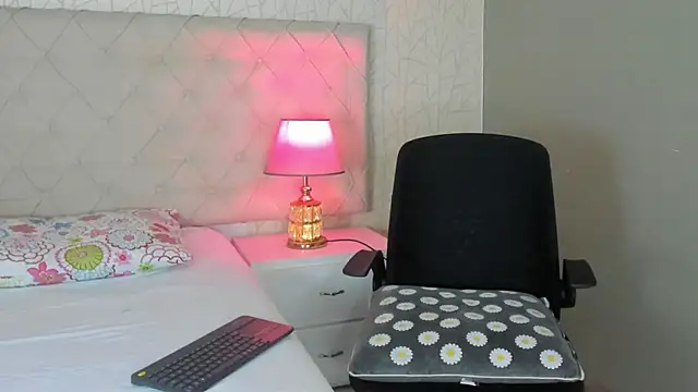 TinyRosee online show from February 5, 2026, 8:02 pm