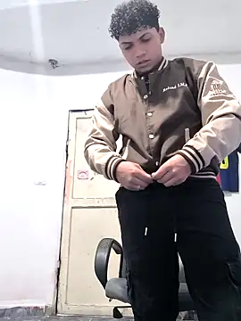 Snapshot of VersedChip chatting on February 4, 2026, 10:36 pm VersedChip online show from February 4, 2026, 10:36 pm