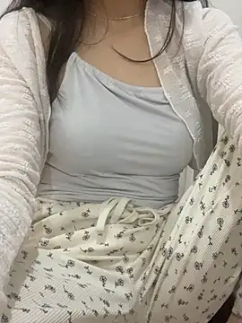 Linhtruong   online show from January 10, 2026, 6:31 pm