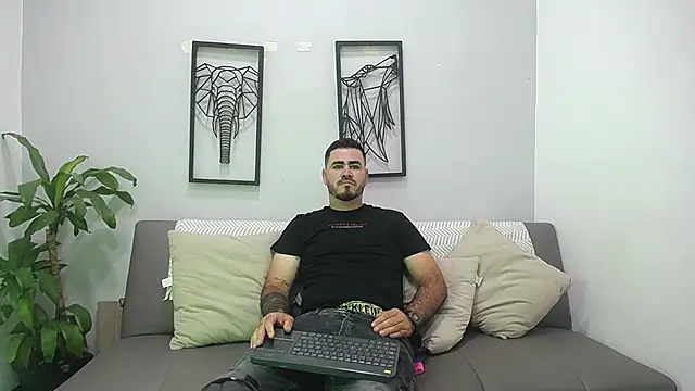 Aronhilton online show from January 13, 2026, 7:41 pm