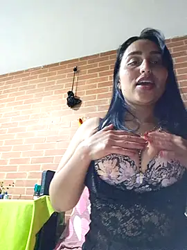 Snapshot of LunaRouuse_ chatting on May 18, 2026, 1:02 am LunaRouuse online show from May 18, 2026, 1:02 am
