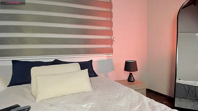 Lara reynolds  online show from April 18, 2026, 8:20 pm