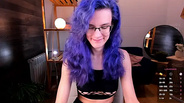 Snapshot of AuraLaunni chatting on June 21, 2026, 6:49 am AuraLaunni online show from June 21, 2026, 6:49 am