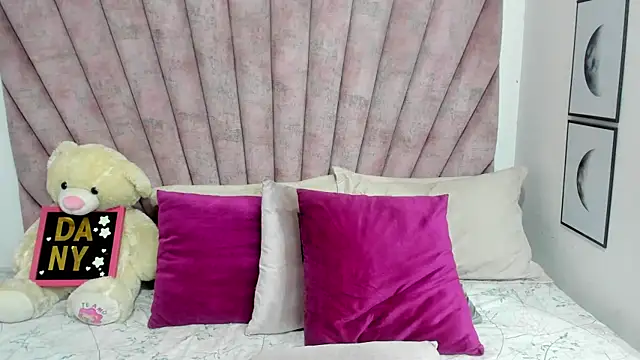 danibellucii  online show from April 12, 2026, 3:44 am