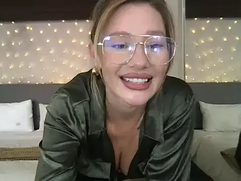 Snapshot of Stella_muse chatting on March 19, 2026, 4:05 am Stella muse online show from March 19, 2026, 4:05 am