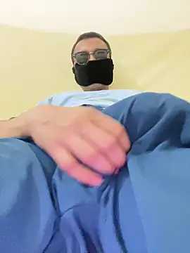 Snapshot of Uzieham22 chatting on February 21, 2026, 4:30 pm Uzieham22 online show from February 21, 2026, 4:30 pm