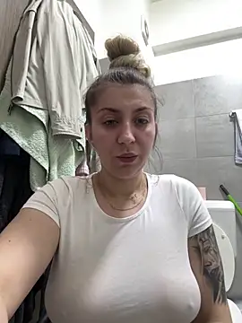 dalia0710 online show from April 16, 2026, 9:39 pm