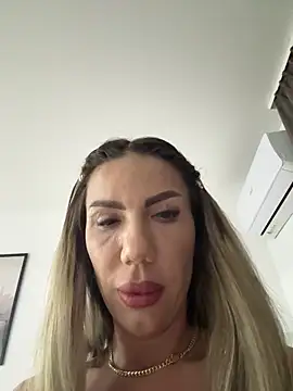 Snapshot of Missolevelvet chatting on February 8, 2026, 12:25 am Missolevelvet online show from February 8, 2026, 12:25 am