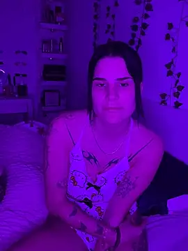 julieeeeee75 online show from January 14, 2026, 9:52 pm