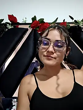 Snapshot of Freyarosse chatting on February 18, 2026, 11:01 pm Freyarosse online show from February 18, 2026, 11:01 pm