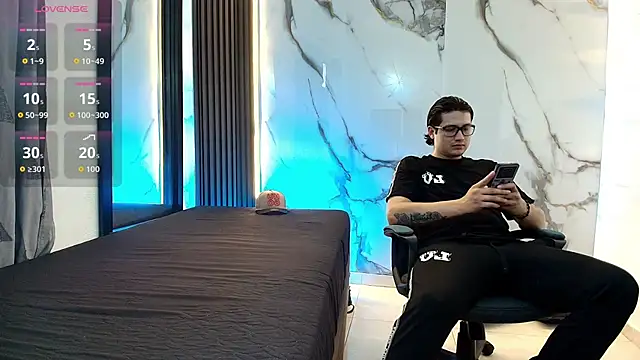 Danner Alaia online show from February 5, 2026, 7:29 pm