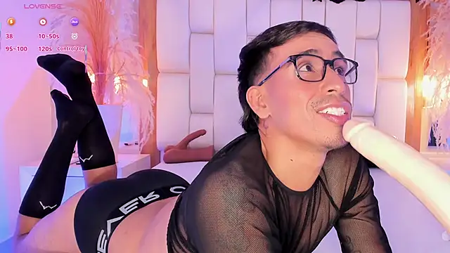 Snapshot of Mr_aronnn_ chatting on February 8, 2026, 1:53 am Mr aronnn online show from February 8, 2026, 1:53 am